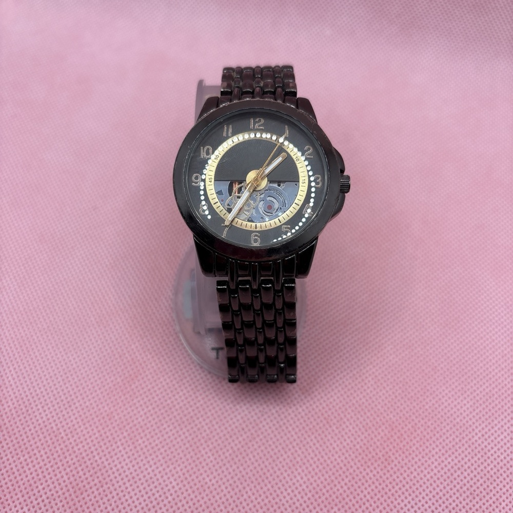 Sophisticated Black and Gold Men's Watch